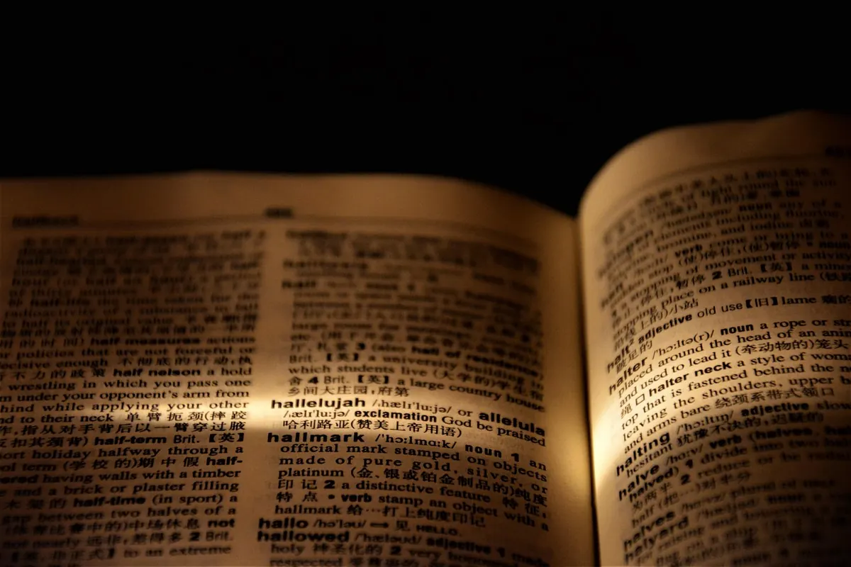 UK vs US English in Publishing: A Practical Style Guide for Editors and Authors